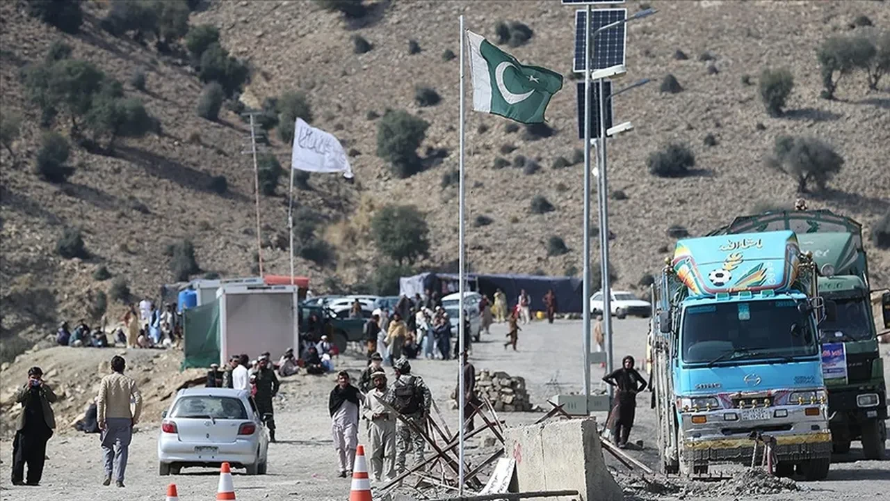 İstanbul görüşmeleri sürerken Pakistan'dan Afganistan'a gözdağı: Anlaşamazsak savaşırız
