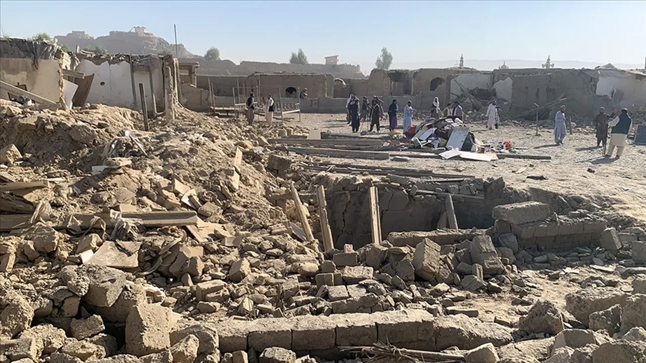 İstanbul görüşmeleri sürerken Pakistan'dan Afganistan'a gözdağı: Anlaşamazsak savaşırız