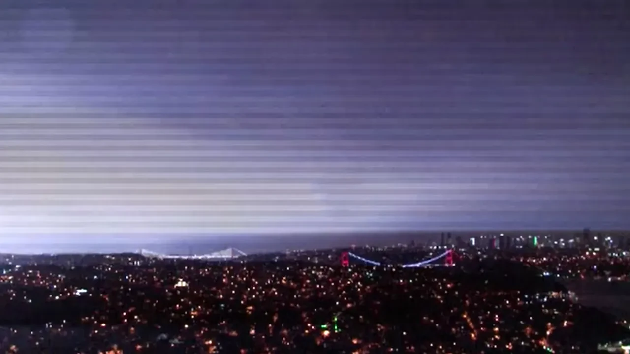 İstanbul yağmura teslim! Ev ve iş yerlerini su bastı, şimşekler geceyi aydınlattı