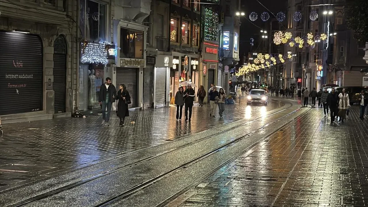 İstanbul yağmura teslim! Ev ve iş yerlerini su bastı, şimşekler geceyi aydınlattı