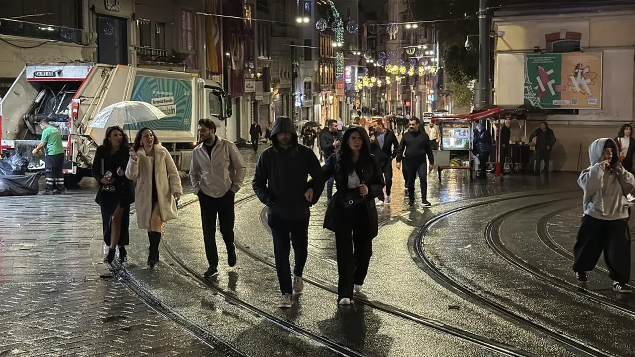 İstanbul yağmura teslim! Ev ve iş yerlerini su bastı, şimşekler geceyi aydınlattı
