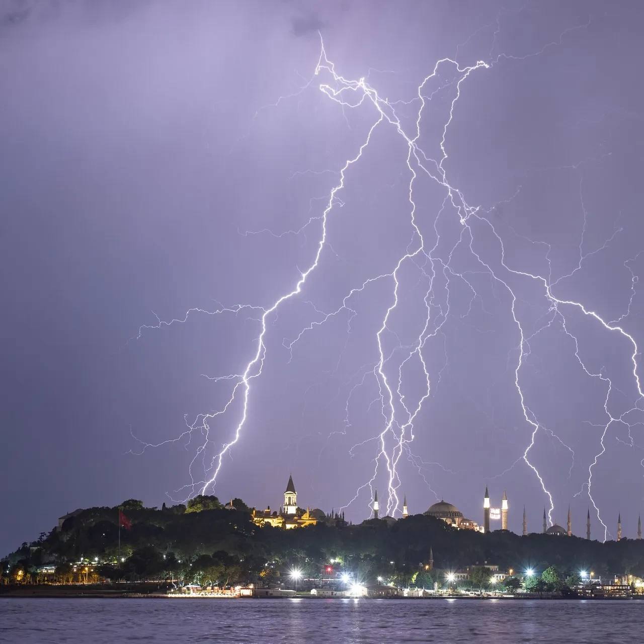 İstanbul’da şimşek şöleni: Gece aydınlandı