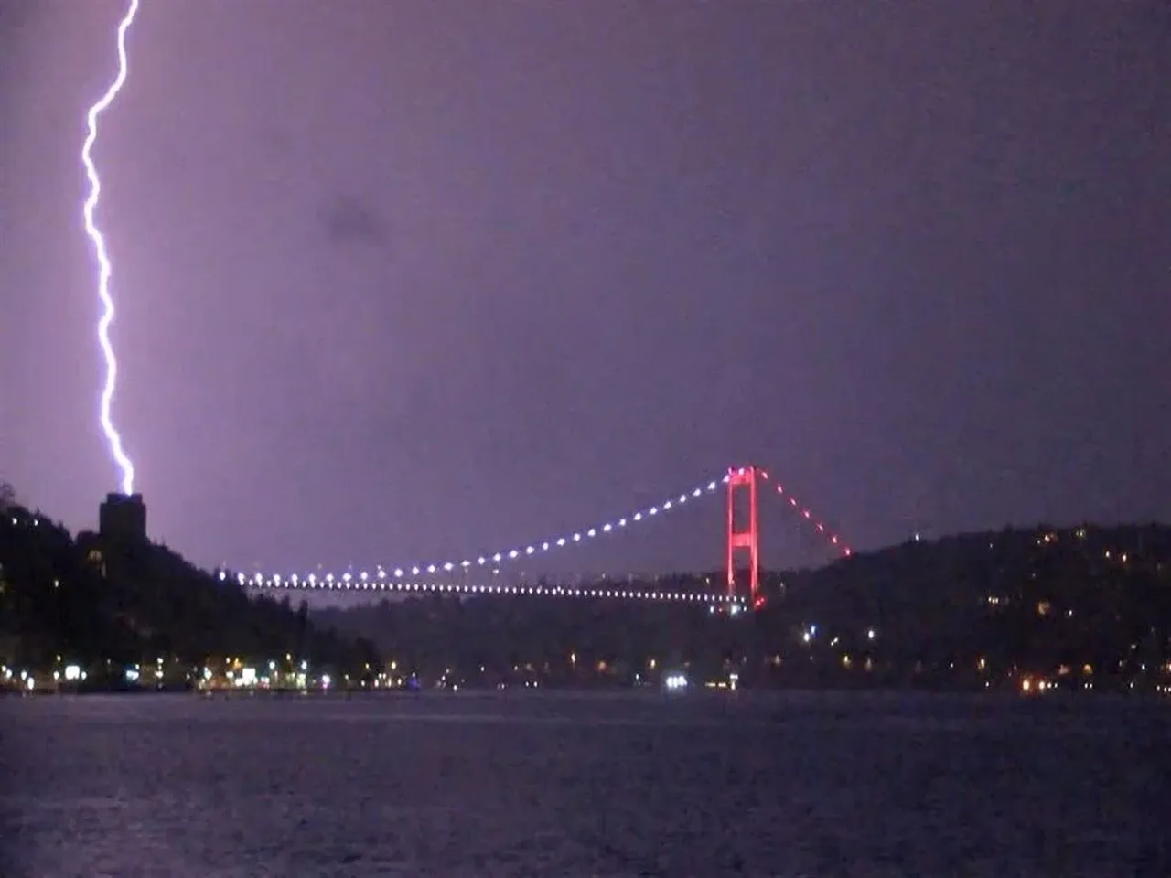 İstanbul’da şimşek şöleni: Gece aydınlandı