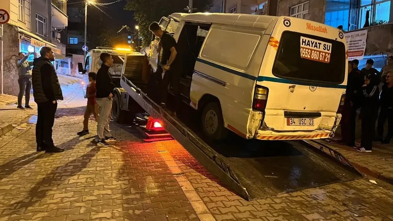 Küçükçekmece’de hızlı giden otomobil 4 araca çarptı, 2 kişi yaralandı