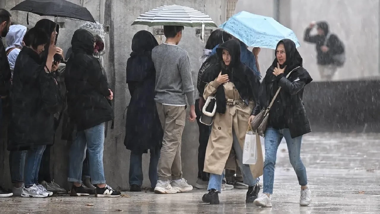 İstanbul'daki kuvvetli sağanak bu 4 ile geçiyor! Orhan Şen'den kritik uyarı: 'Yağış buralara sürüklendi'