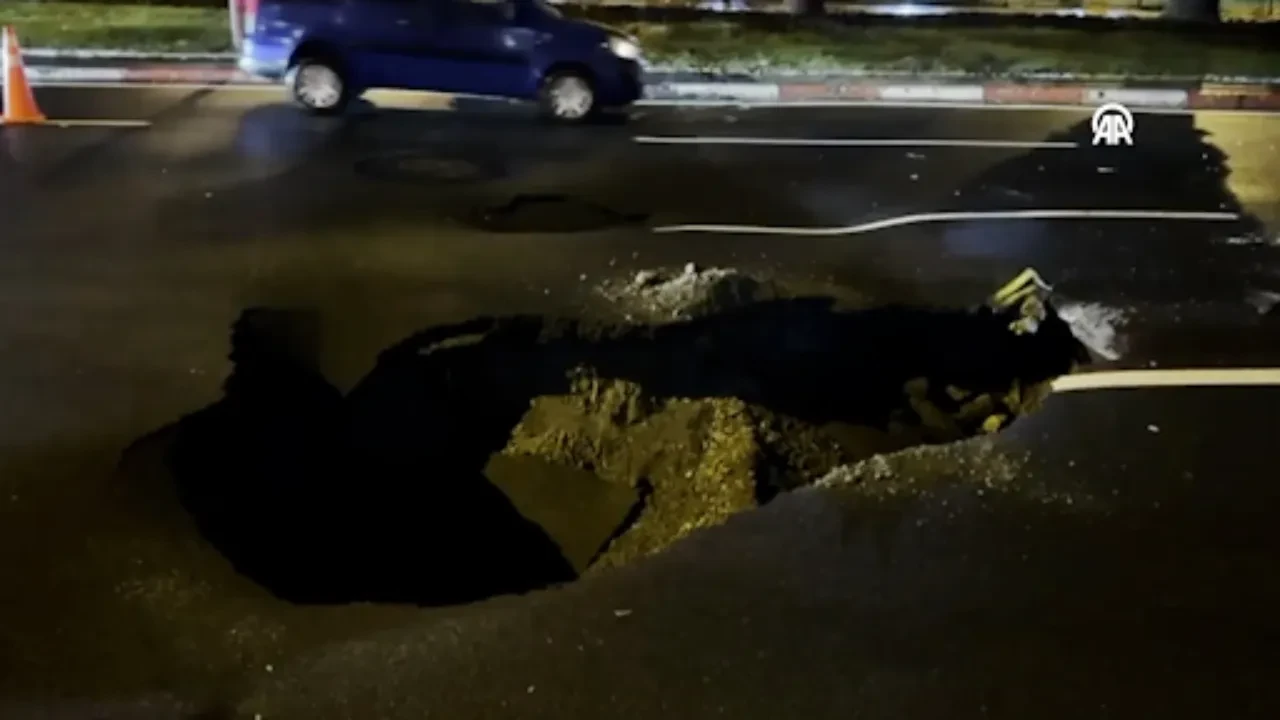 Kuvvetli sağanak İstanbul'u fena vurdu! Vatan Caddesi'nde yol çöktü