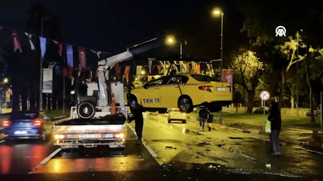 Kuvvetli sağanak İstanbul'u fena vurdu! Vatan Caddesi'nde yol çöktü
