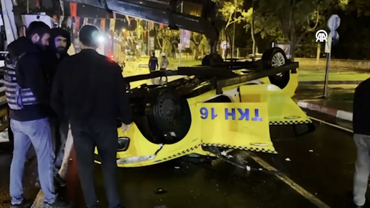 Kuvvetli sağanak İstanbul'u fena vurdu! Vatan Caddesi'nde yol çöktü
