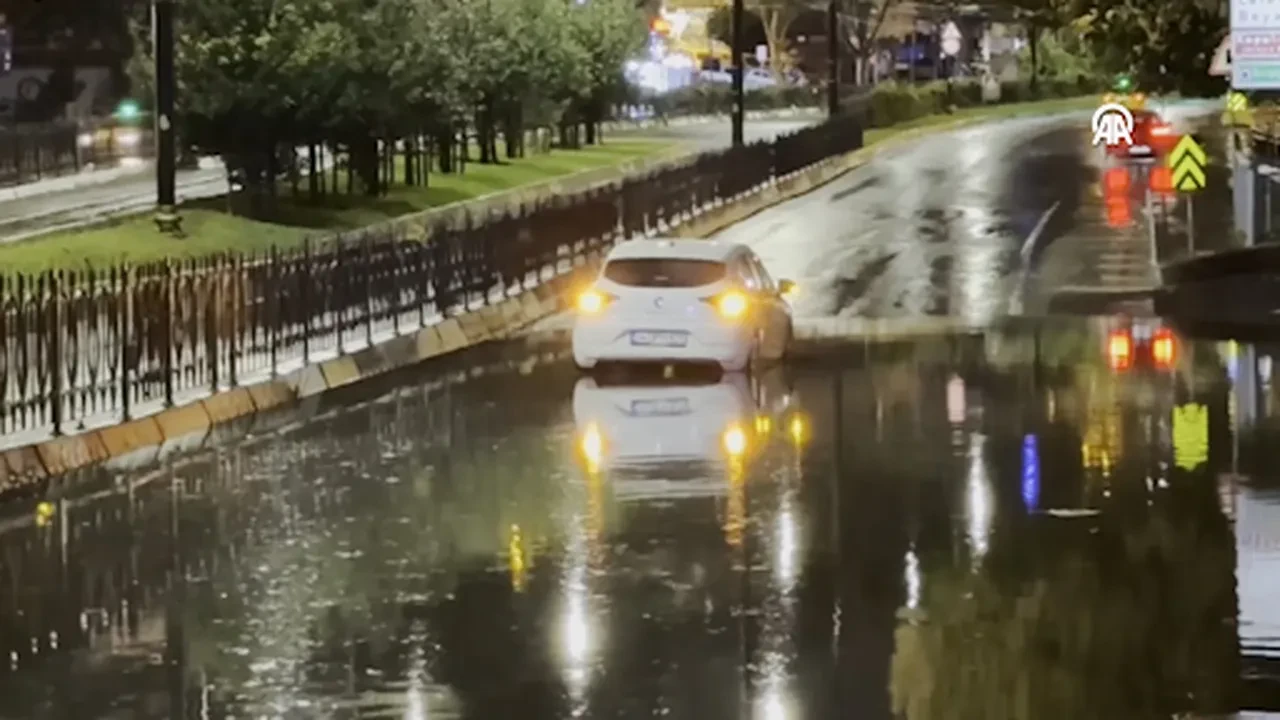 Kuvvetli sağanak İstanbul'u fena vurdu! Vatan Caddesi'nde yol çöktü