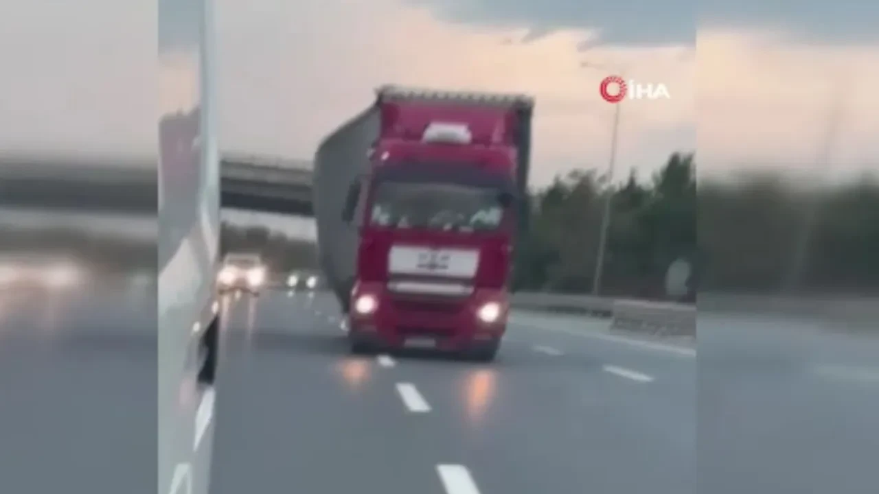 Kuzey Marmara Otoyolu’nda zikzak çizen TIR yükleri saçtı: Sürücüler tepki gösterdi