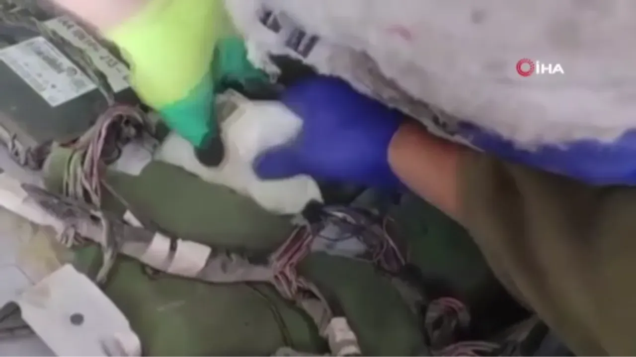 Sınır kapısında uyuşturucu operasyonu! Lüks otomobilde 60 kilo uyuşturucu madde ele geçirildi