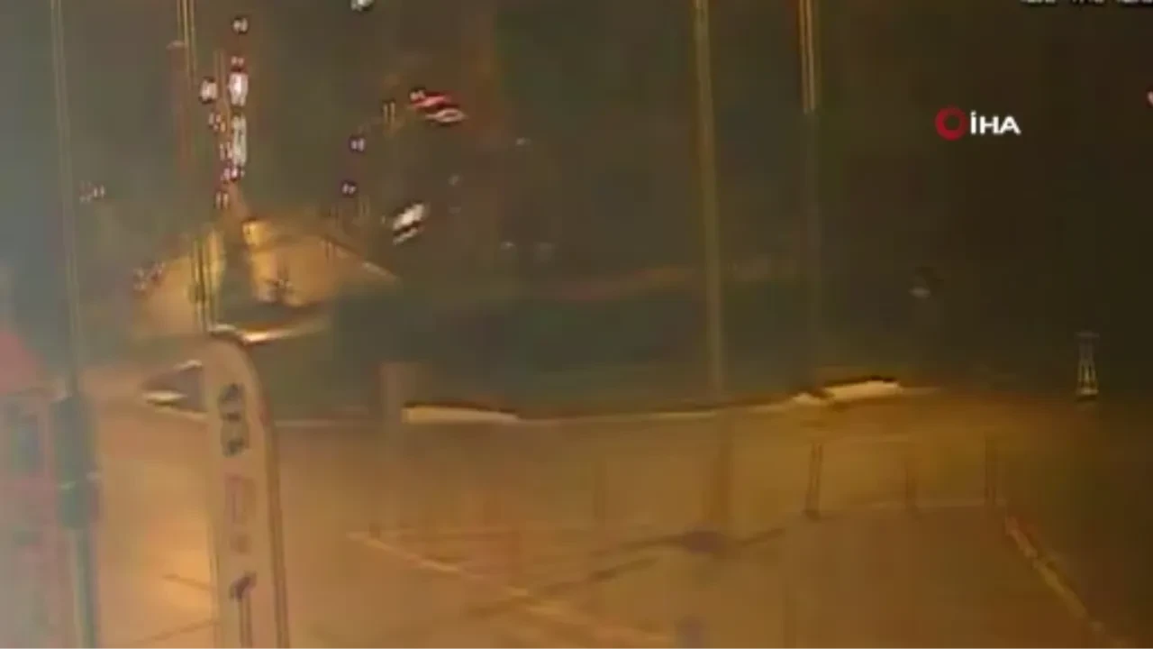 Süratle kavşağa girdi, metrelerce havaya uçtu! Korku dolu anlar kamerada