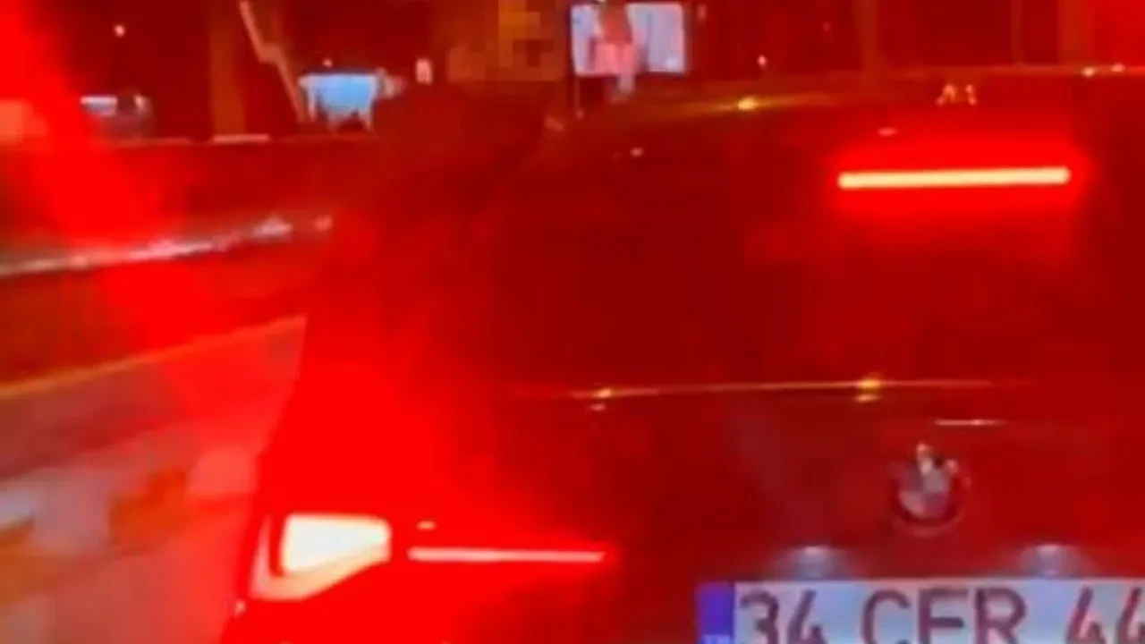 Trafikte kadın sürücüyü tekme tokat dövdü! Kavga anı kameraya yansıdı