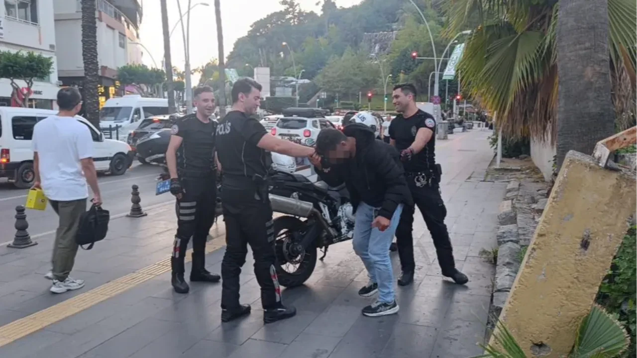Uyuşturucu etkisindeki genç polisi görünce elini öptü 