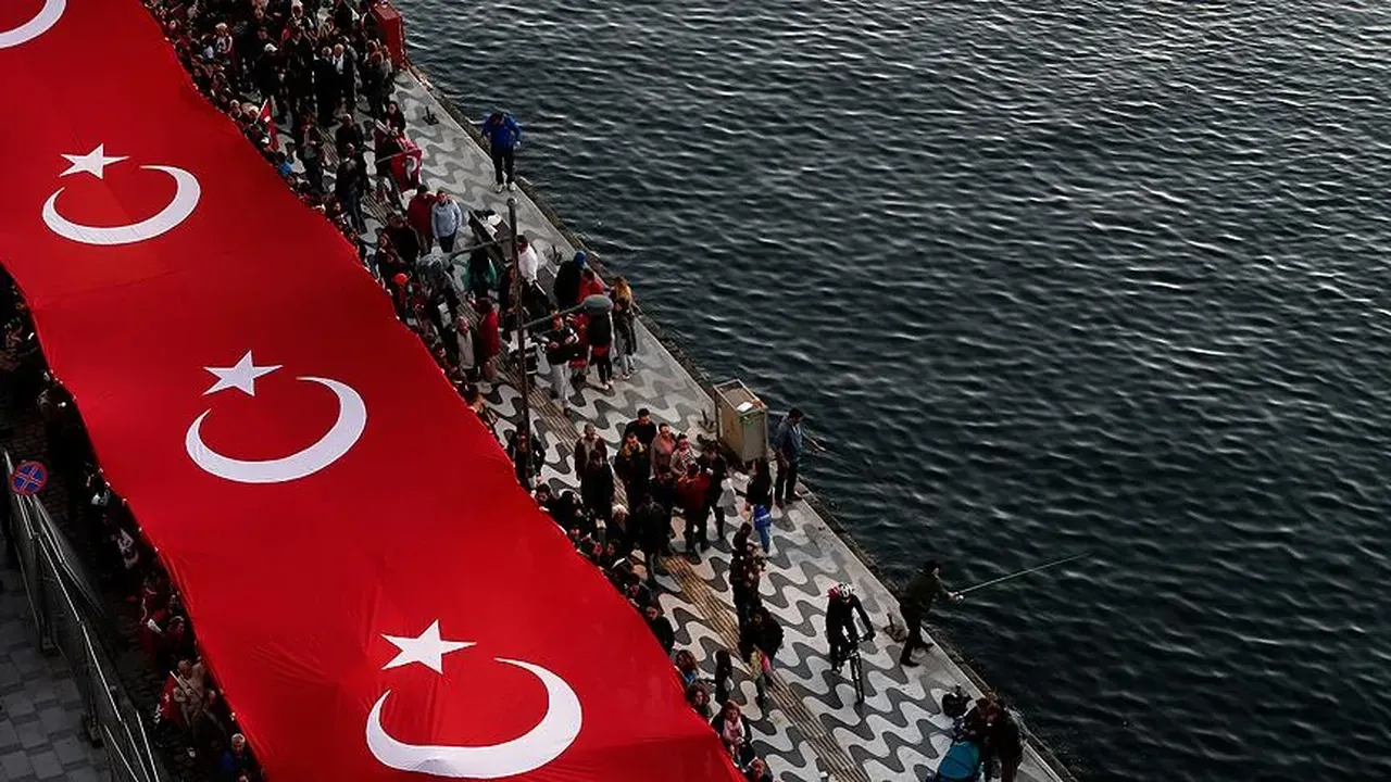 29 Ekim Cumhuriyet Bayramı İzmir etkinlikleri! Fener alayı ve Haluk Levent konseri gerçekleştirilecek