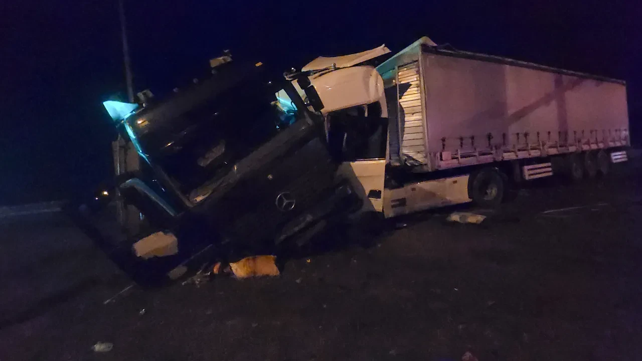 Amasya'da 2 tır kafa kafaya çarpıştı!