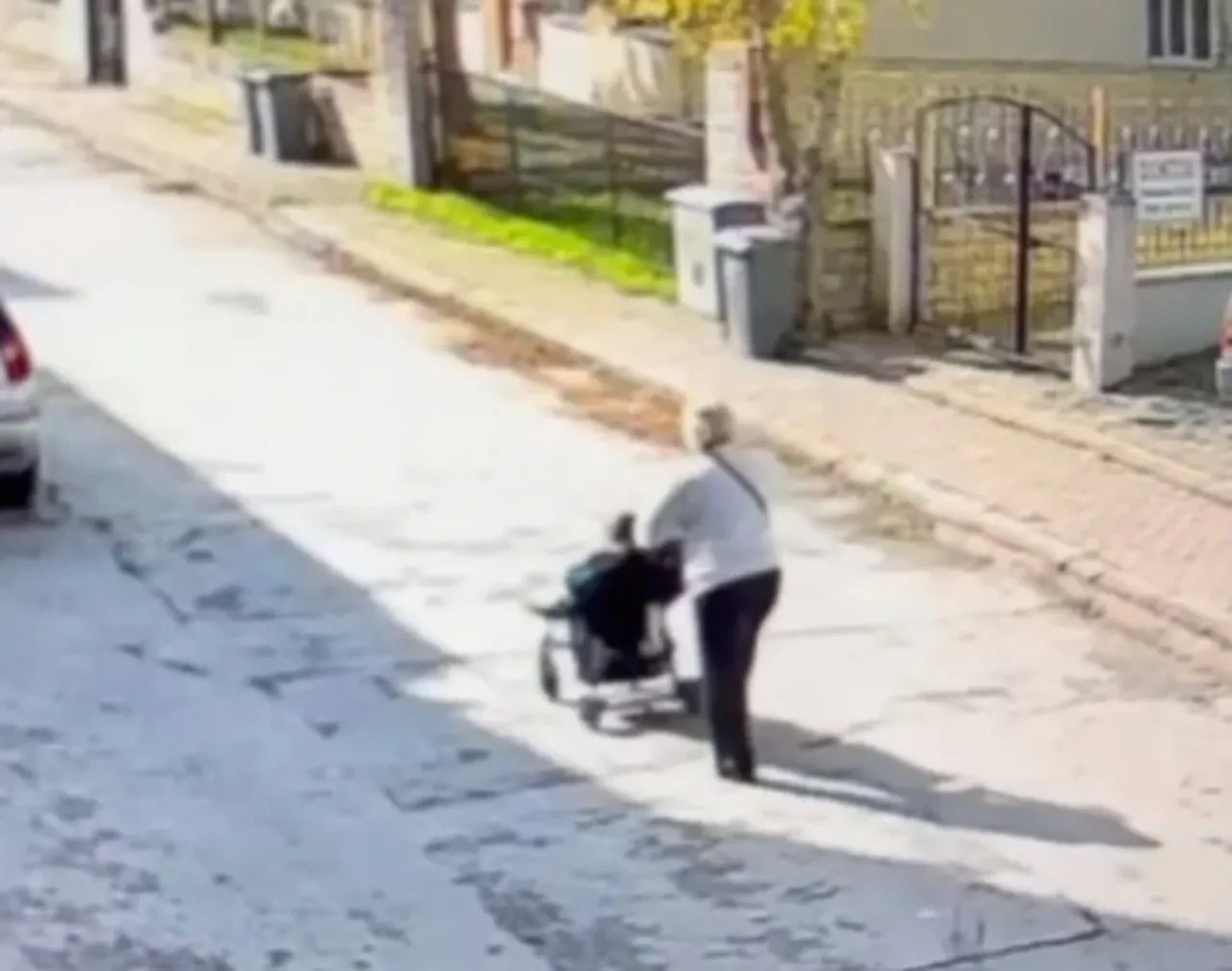 Aracının üzerinde unuttuğu dolar dolu çanta saniyeler içinde kayboldu! O kadın her yerde aranıyor