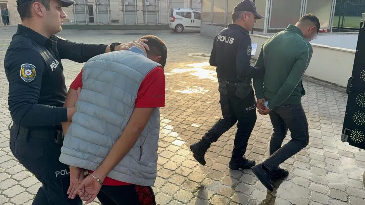 Bu kadarı da pes! Gül satamayınca önce vatandaşa sonra polise saldırdılar