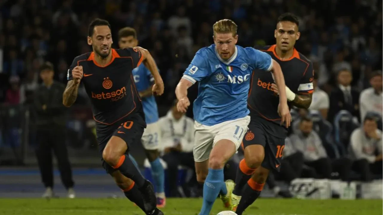 Hakan'ın golü yetmedi! Dev maçta Napoli Inter'i devirdi liderliği kaptı!