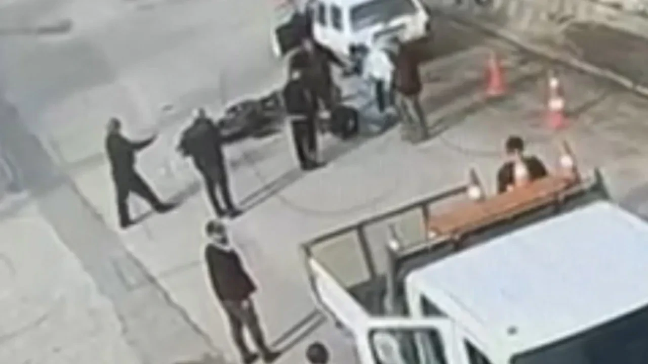 Hatalı sollama yaptı! Motosikletli otomobil ile çarpıştı