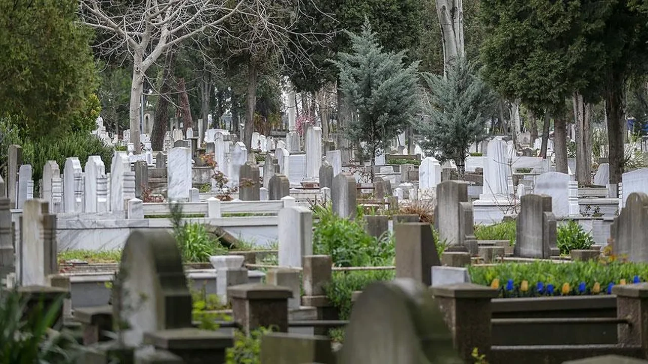 Mezar toprağından çıkana bakın! Görür görmez o hareketi yaptı: Tek şüphe var