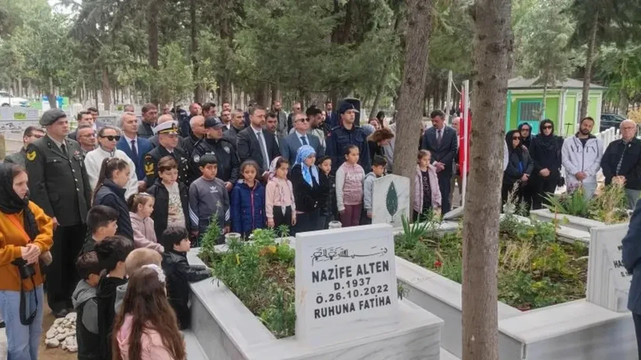 Neşe öğretmen ve babası şehadetlerinin 32'inci yılında mezarı başında anıldı