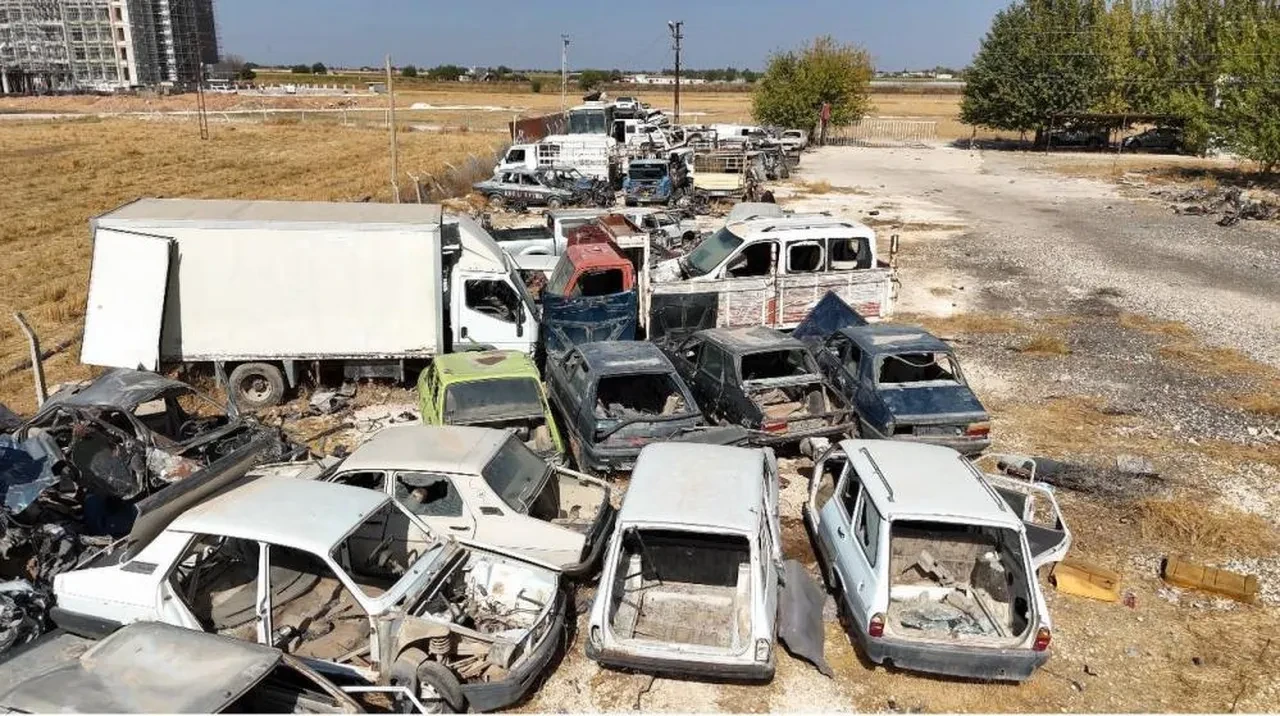 Yediemin parkı hurdalığa döndü! Ne buldularsa parçaladılar