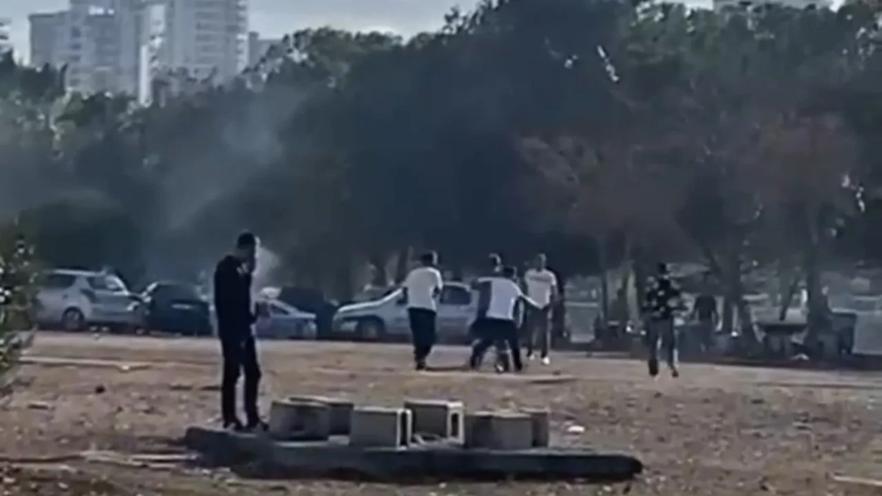 Adana'da korkunç görüntüler! Önce sopalarla dövdüler, sonra bıçakladılar 