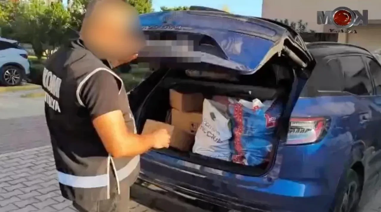 Antalya Havalimanı'nda skandal! Gümrük memurları kaçakçı çıktı!