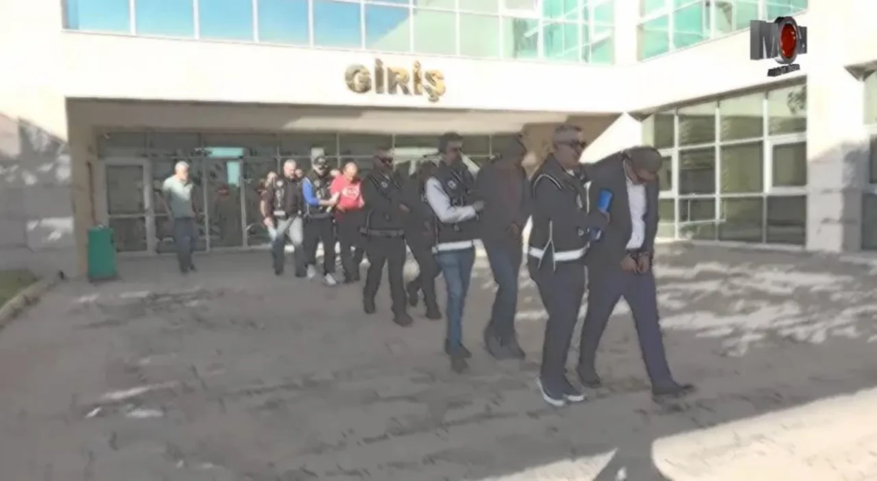 Antalya Havalimanı'nda skandal! Gümrük memurları kaçakçı çıktı!