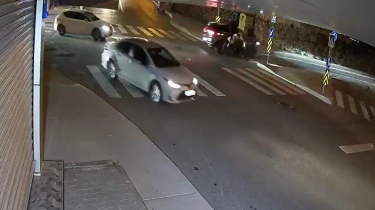 Arnavutköy'de motosikletle otomobil çarpıştı: 2 yaralı