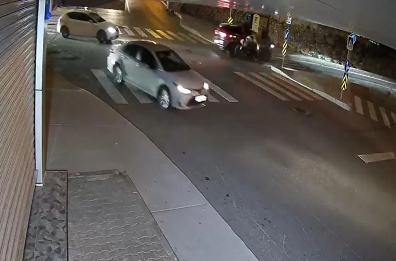 Arnavutköy'de motosikletle otomobil çarpıştı: 2 yaralı