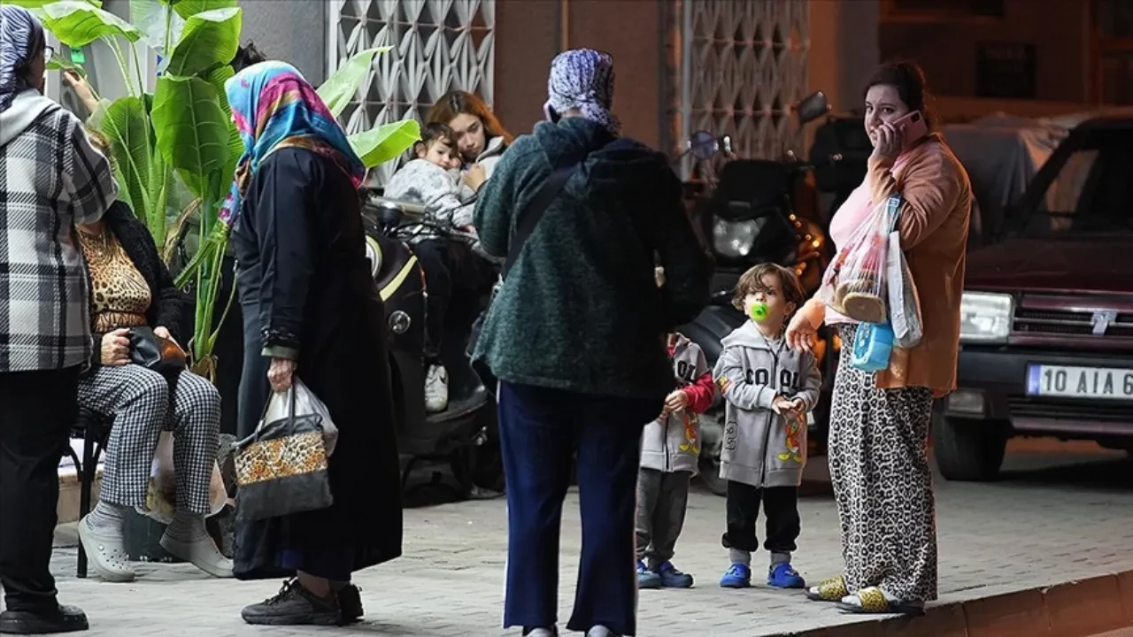 Balıkesir Sındırgı 6.1 büyüklüğünde depremde yıkılan bina var mı?