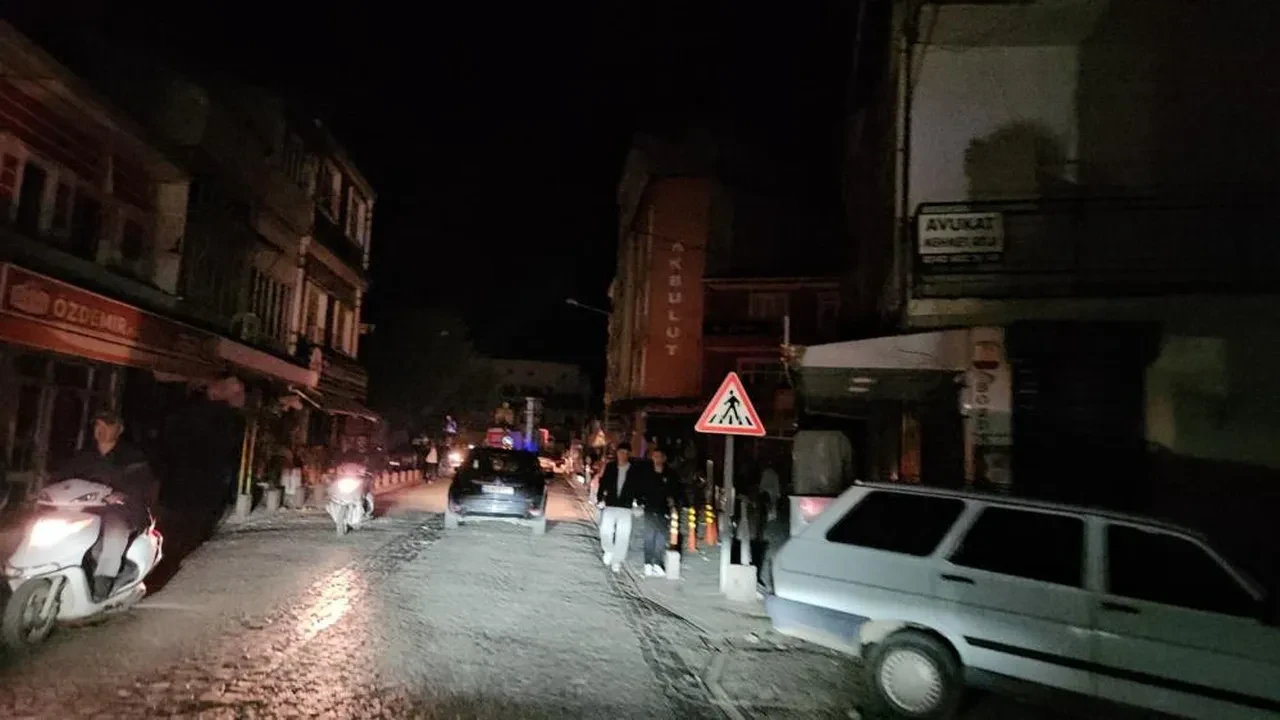 Balıkesir Sındırgı'da şiddetli deprem! İstanbul, İzmir ve Bursa'da da hissedildi