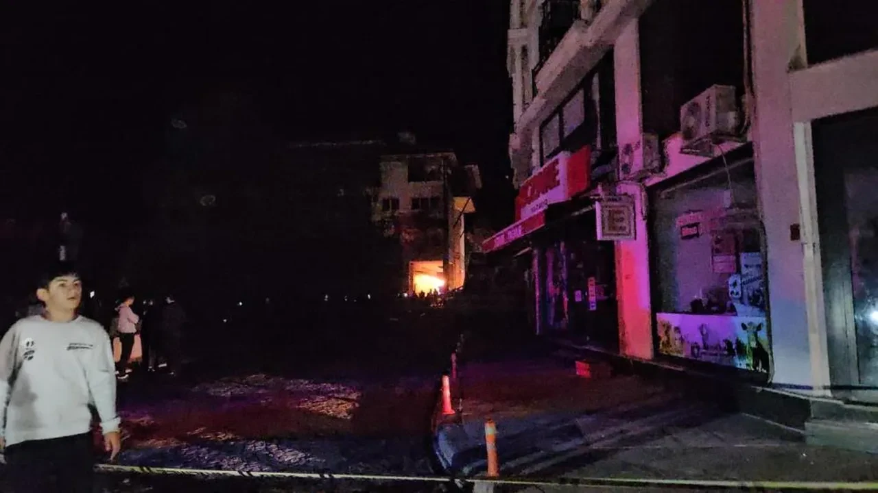 Balıkesir Sındırgı'da şiddetli deprem! İstanbul, İzmir ve Bursa'da da hissedildi
