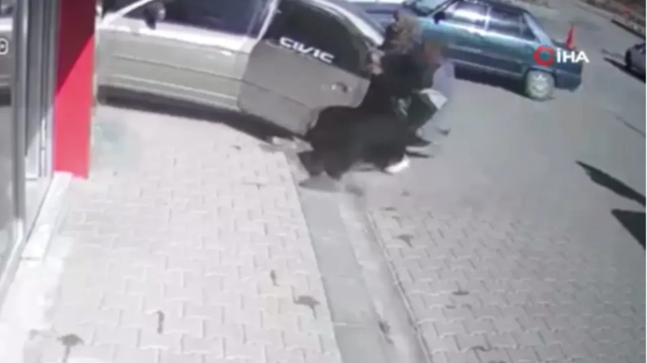 El freni çekilmeyen araç eczaneye girdi! Olay anı kamerada