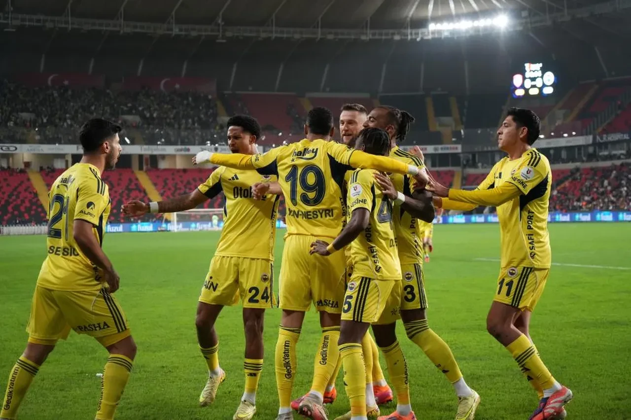 Kanarya'dan zirveye sık takip: Fenerbahçe Gaziantep FK deplasmanında farka gitti