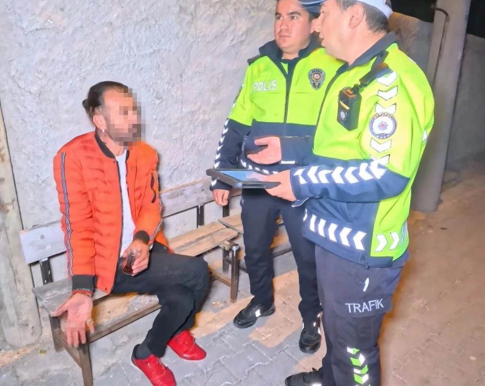 Aksaray’da alkollü sürücü kaza yaptı, kahveye oturup çay içip muhabbet etti!