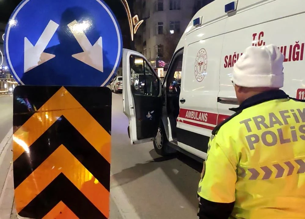 Aksaray’da baba-oğul refüjdeki trafik levhasına çarparak yaralandı