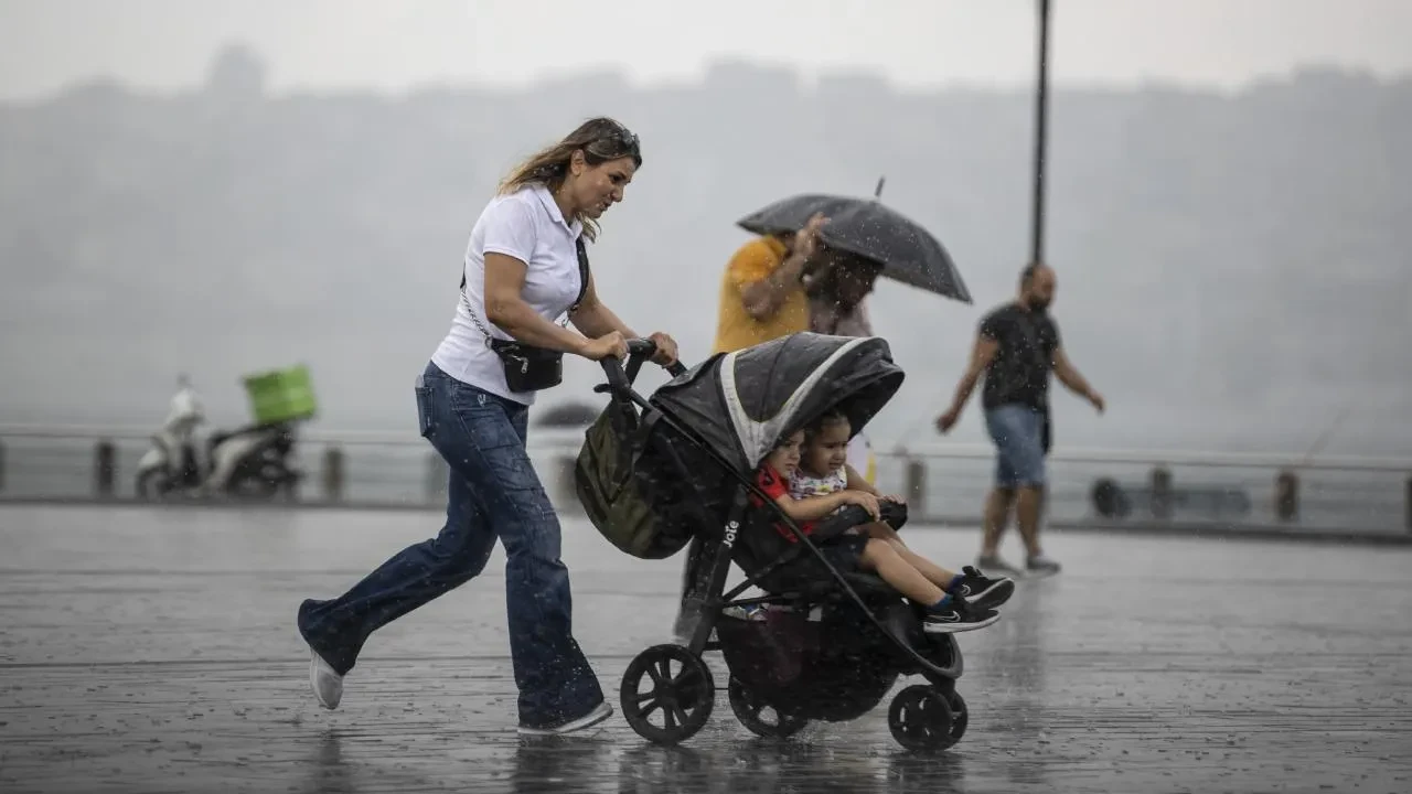İstanbul için şiddetli sağanak ve fırtına uyarısı! AKOM saat verdi: 'Çok kuvvetlenecek, dikkatli olun'