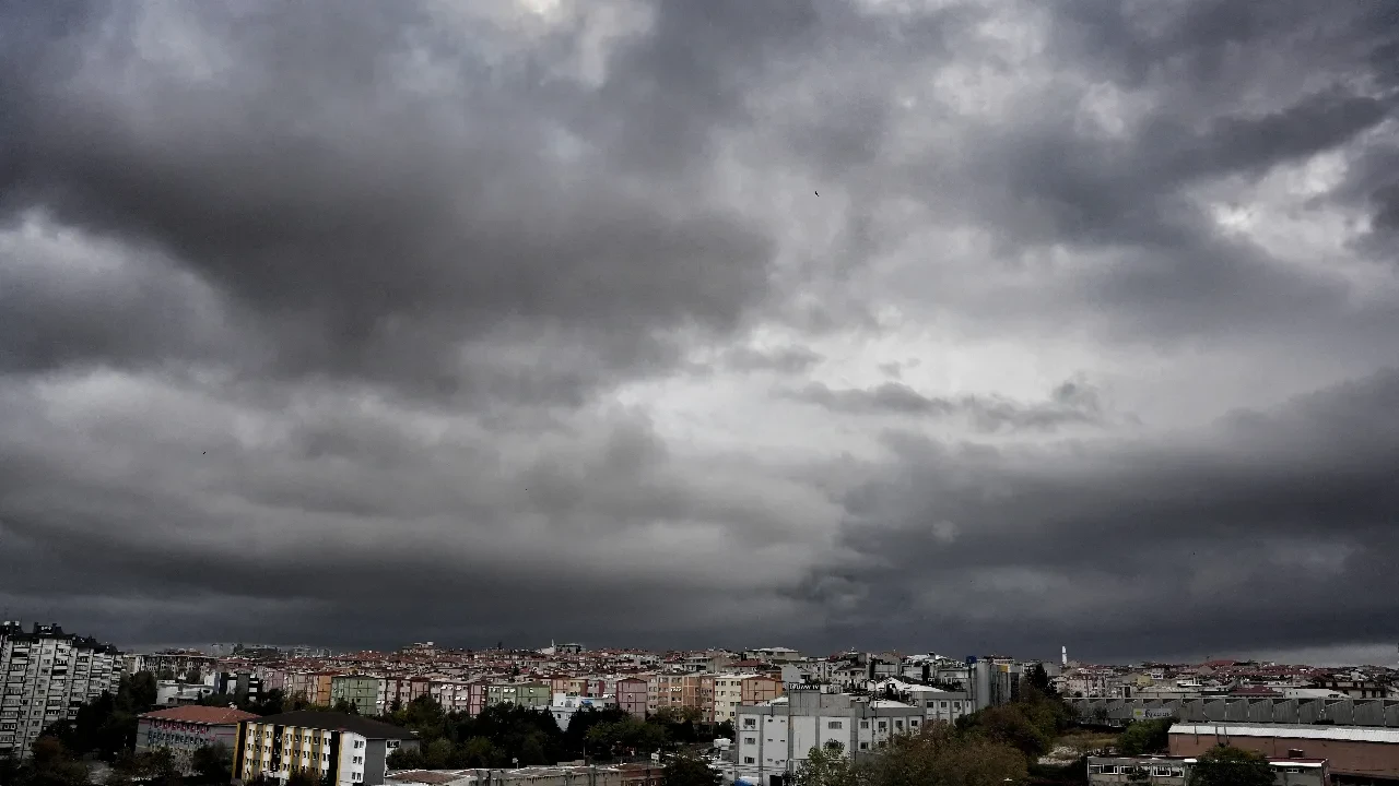 İstanbul'da yağmur kara bulutlarla geldi
