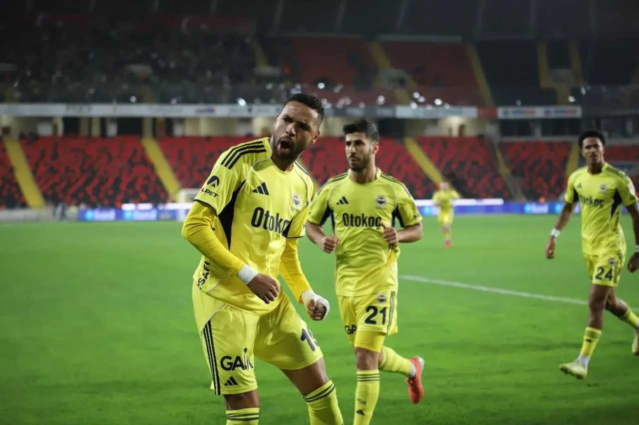 Kanarya'dan zirveye sık takip: Fenerbahçe Gaziantep FK deplasmanında farka gitti