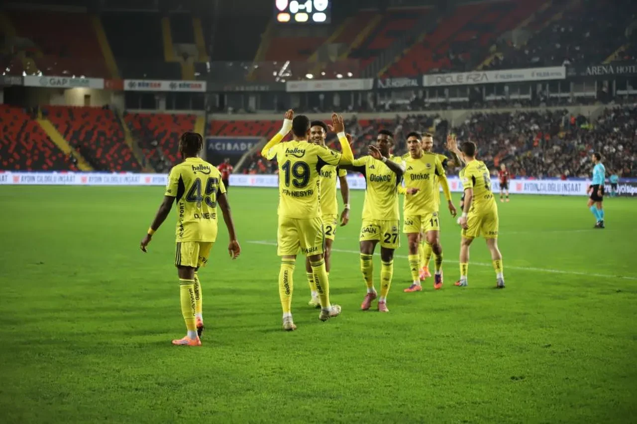 Kanarya'dan zirveye sık takip: Fenerbahçe Gaziantep FK deplasmanında farka gitti
