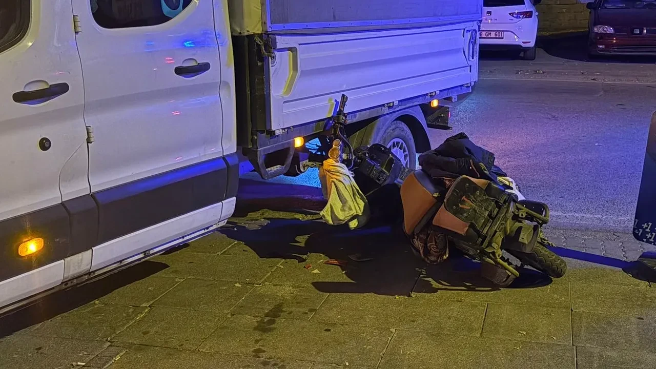Kayseri'de feci kaza: Elektrikli bisiklet sürücüsü kamyonetin altına girdi