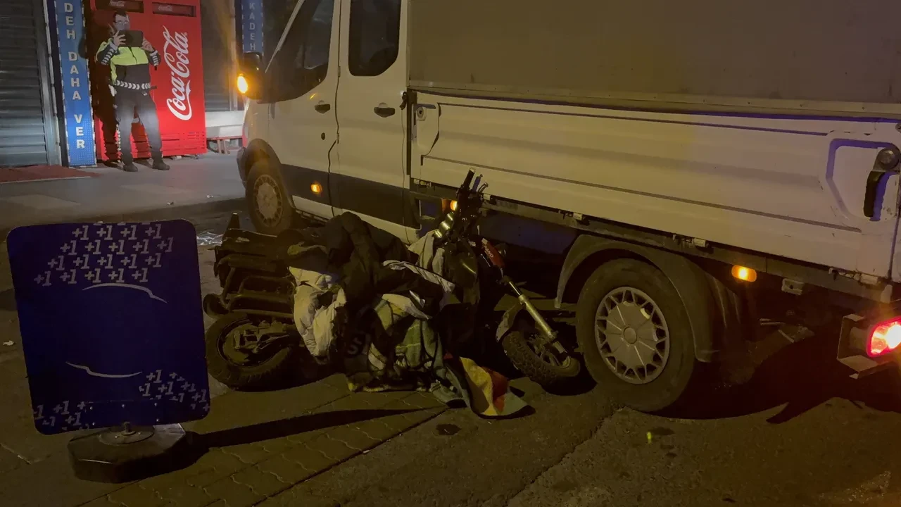 Kayseri'de feci kaza: Elektrikli bisiklet sürücüsü kamyonetin altına girdi