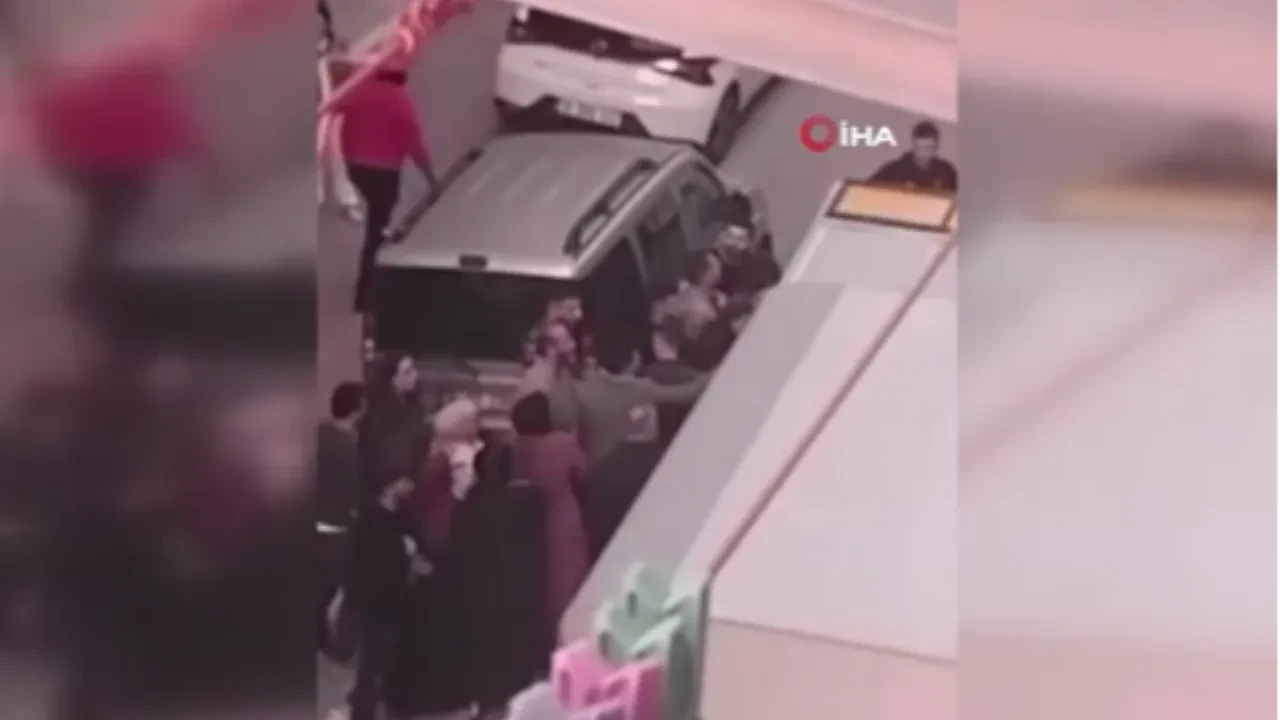 Mahalle kavgasında tekmeler havada uçuştu! Sebebi şoke etti