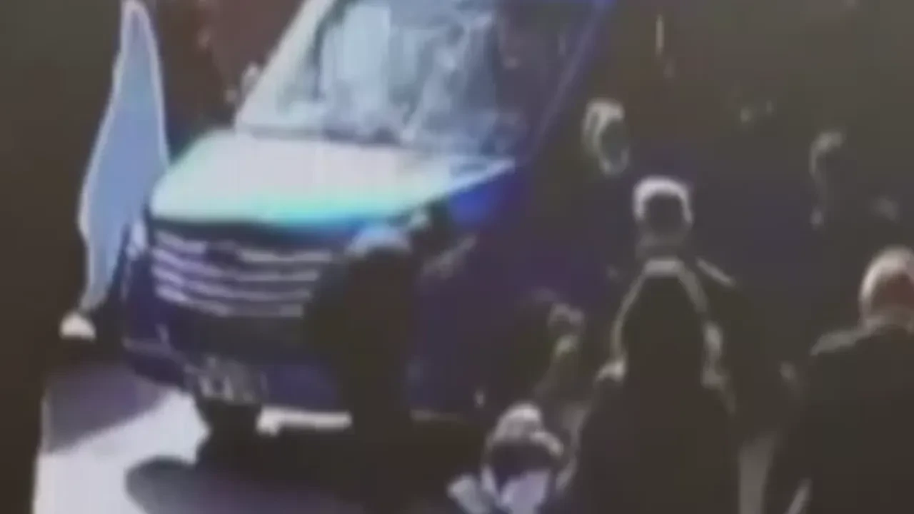 Ne sürücü gördü ne de yaşlı kadın! Korkunç kaza anı kameralara yansıdı