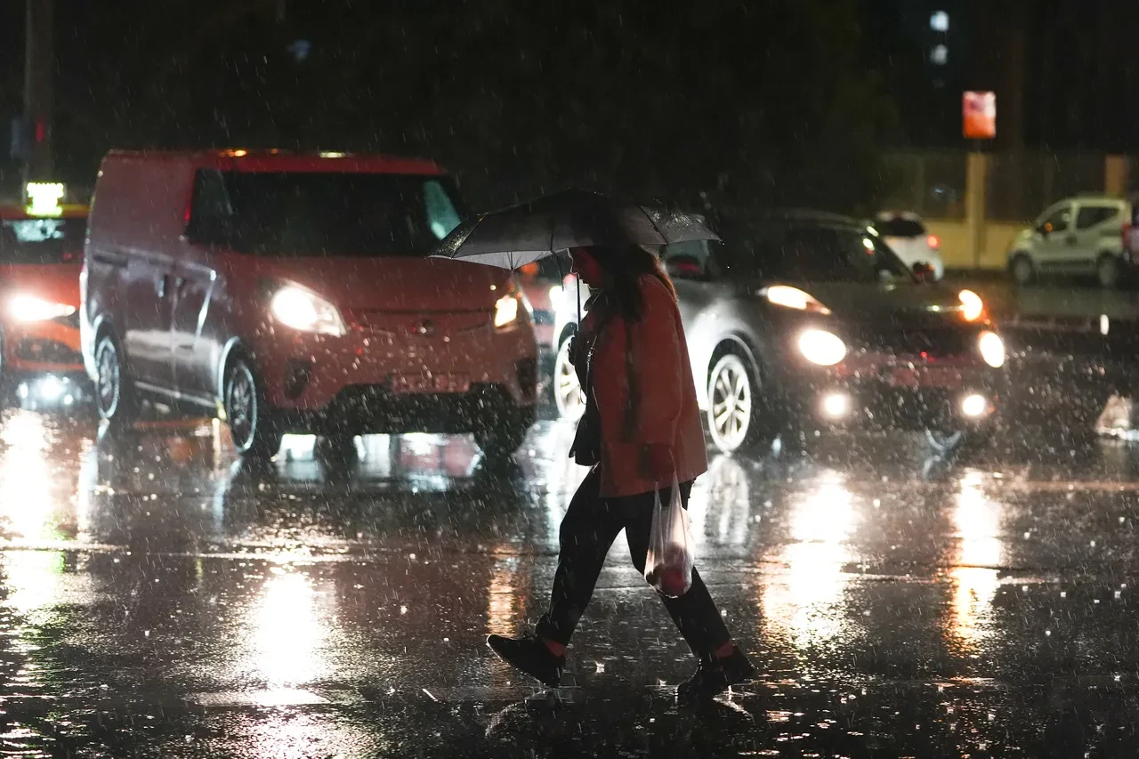 Sağanak bir anda bastırdı, İstanbul'da trafik felç oldu! Yağış ne kadar sürecek?