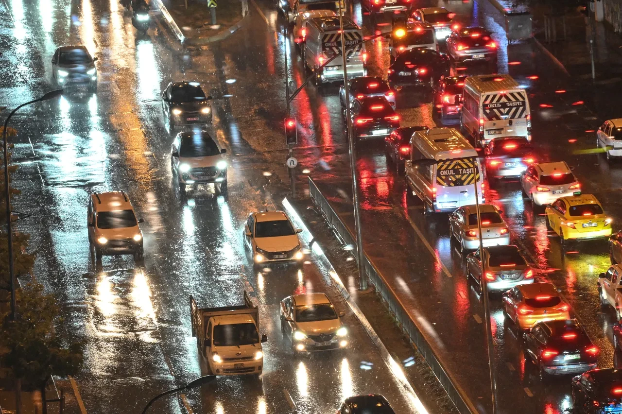 Sağanak bir anda bastırdı, İstanbul'da trafik felç oldu! Yağış ne kadar sürecek?