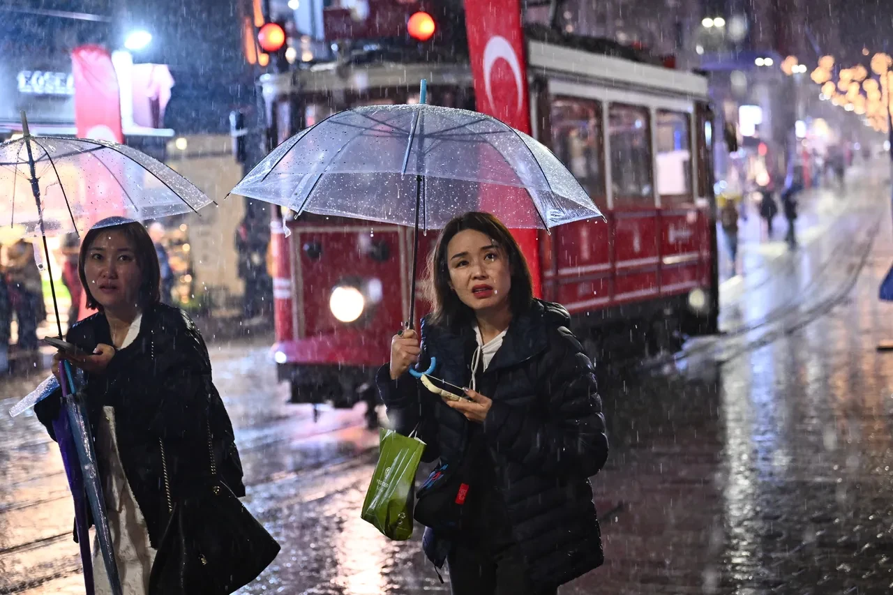 Sağanak bir anda bastırdı, İstanbul'da trafik felç oldu! Yağış ne kadar sürecek?
